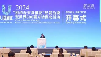 电竞公开赛上演强强对话，川蜀猎隼队读秒扳平洞庭银狐队，团队配合流畅；传控打穿防线的简单介绍