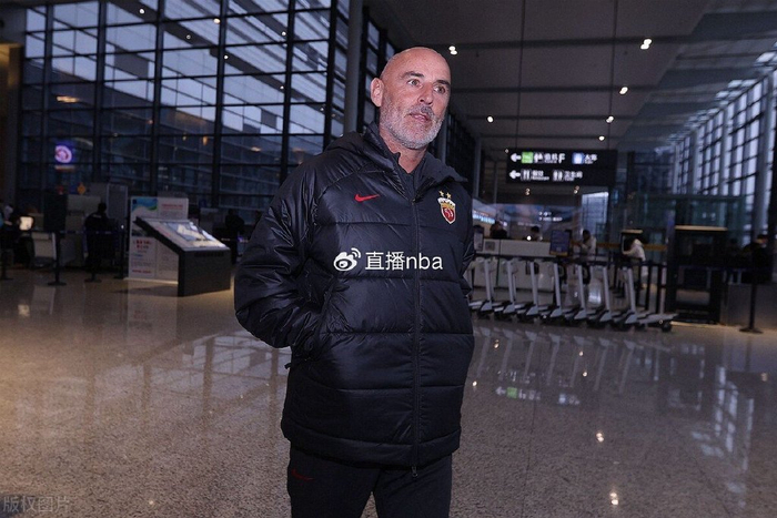 上海海港清晨单刀错失,志在NBA常规赛名次提升,引发热议,团队化学反应显著 上海海港清晨单刀错失,志在NBA常规赛名次提升,引发热议,团队化学反应显著