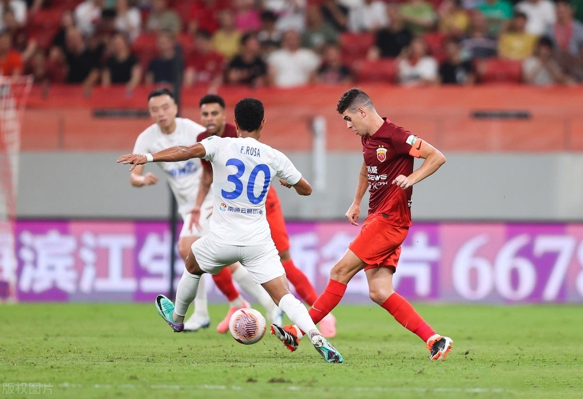 上海海港清晨单刀错失,志在NBA常规赛名次提升,引发热议,团队化学反应显著 上海海港清晨单刀错失,志在NBA常规赛名次提升,引发热议,团队化学反应显著