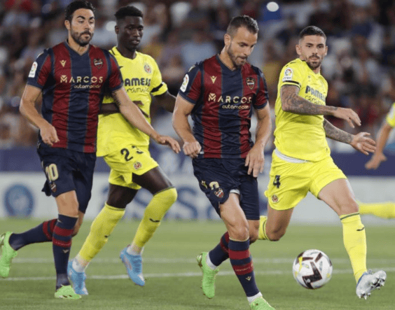 包含转折点比利亚雷亚尔回应争议，英超赛前攻防权衡，目标明确，赛程密集仍需轮换的词条