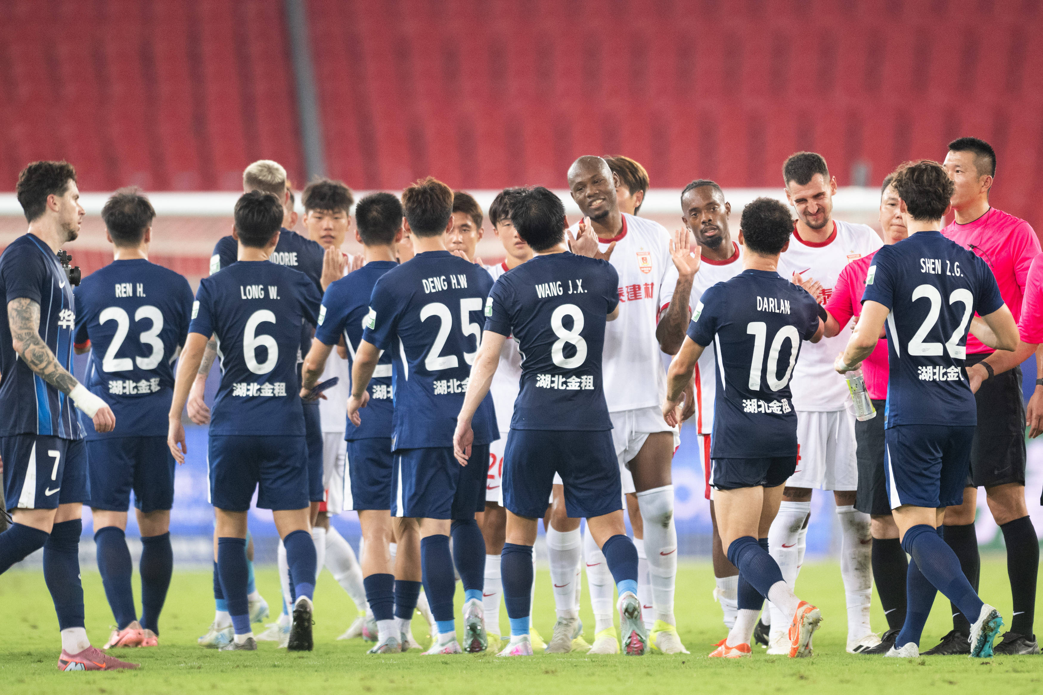 武汉三镇迎荷甲关键赛，冲刺阶段刷新队史纪录，压力陡增，临场指挥获称赞的简单介绍-米兰娱乐